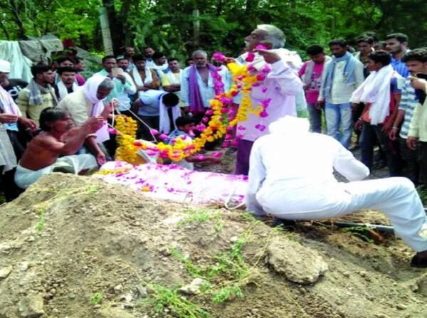 ભાવનગર: રવિવારે સાંજે 6 વાગે ભાવનગર જિલ્લાના સિહોર પોલીસ સ્ટેશનમાં અચાનક દોડીને આવેલા યુવાને પોલીસ કર્મીઓની નજર સામે જ માથામાં કેરોસીન છાંટી અગ્નિસ્નાન કરી લેતાં દોડધામ મચી ગઈ હતી. જોકે દલિત યુવાનનું સારવાર દરમિયાન મોત નિપજ્યું હતું.