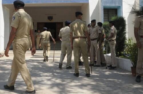 પોલીસ કર્મચારી ઉભા થઈને બચાવવા જાય તે પહેલા જ યુવાને દિવાસળી સળગાવી જાતે અગ્નિસ્નાન કરી લેતાં પોલીસ કર્મી સ્તબ્ધ થઈ ગયા હતા. તાત્કાલિક આગ બૂજાવી ગંભીર રીતે દાઝેલા યુવાનને પ્રથમ સિહોર અને ત્યારબાદ વધુ સારવાર્થે ભાવનગર સર.ટી. હોસ્પિટલ ખેસેડાયો હતો. 