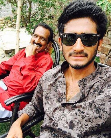 રાજસ્થાનના ટોંક જિલ્લાના માલપુરા ગામમાં જન્મેલા ખલીલ અહમદે અત્યાર સુધી 17 લિસ્ટ એ મેચ રમી છે. જેમાં 29 વિકેટ લીધી છે. ખલીલના પિતા ટોંક જિલ્લાની એક સરકારી હોસ્પિટલમાં કમ્પાઉન્ડર છે. તે તેના દીકરાને ભણાવીને ડોક્ટર બનાવવા માંગતા હતા, પરંતુ કોચ ઈમ્તિયાઝે મનાવ્યા બાદ તેના પિતા ક્રિકેટર બનાવવા સહમત થયા હતા.