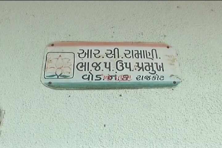 રાજકોટ ભાજપના આગેવાન રમેશ રામાણીએ પ્રતિજ્ઞા લીધી છે કે જ્યાં સુધી પેટ્રોલ-ડિઝલના ભાવ 40 રૂપિયા નહીં થાય ત્યાં સુધી તેઓ કાર નહીં ચલાવે. કારના બદલે તેમણે સાયકલ પર નીકળવાનું શરૂ કર્યું છે. રમેશ રામાણીની સાથે તેમના જ વોર્ડના અન્ય 25થી વધારે લોકોએ આવી પ્રતિજ્ઞા લીધી છે. તેમનું માનવું છે કે અમે પહેલા સાયકલ ચલાવીશું તો જ બીજાને કહી શકીશું.