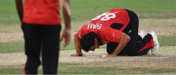 ધોનીએ ઓફ સ્પિનર એહસાન ખાનનો બોલ પર શોટ રમવાનો પ્રયાસ કર્યો હતો પરંતુ તે વિકેટકિપરના હાથમાં ઝીલાઈ ગયો હતો. ધોનીને આઉટ કર્યા બાદ ઓફ સ્પિનર એહસાન ખાનની ખુશીનો પાર નહોતો રહ્યો અને તેણે પિચને કિસ કરી હતી.