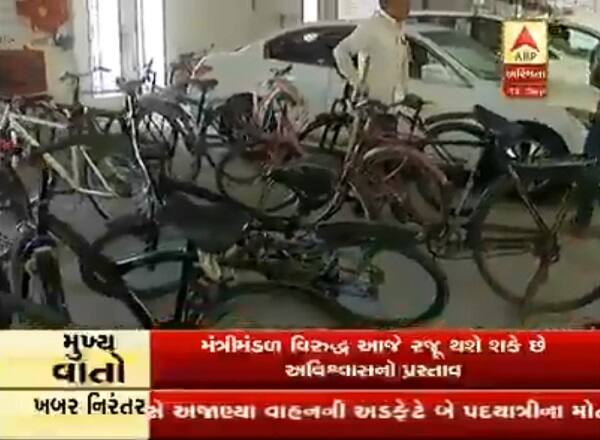 વિધાનસભા વિરોધ પક્ષના નેતા પરેશ ધાનાણીની આગેવાનીમાં સવારે સાયકલ રેલી કાઢી કોંગી ધારાસભ્યો ગુજરાત વિધાનસભા ખાતે પહોંચ્યા હતાં. મોંઘવારી વિરૂદ્ધ પ્રતીક વિરોધ નોંધાવવા કોંગ્રેસે આ કાર્યક્રમ ઘડ્યો છે. બુધવારે વિધાનસભાના ચોમાસું સત્રનો બીજો અને છેલ્લો દિવસ છે.