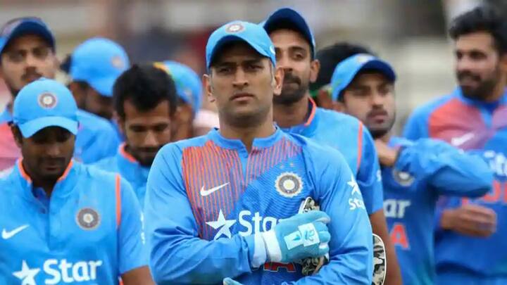 નવી દિલ્હીઃ ભારત અને પાકિસ્તાનની વચ્ચે આજે રમાનારી હાઇવૉલ્ટેજ મેચમાં બેટિંગ લાઇનને લઇને ટીમ ઇન્ડિયામાં હજુ પણ અસમંજસ છે. કોહલીની ગેરહાજરીમાં બેટિંગ ઓર્ડરમાં કોને કયા નંબરે ઉતારવા રોહિતી માટે મોટો પ્રશ્ન બન્યો છે. ત્યારે પૂર્વ ફાસ્ટ બૉલર ઝહીર ખાને સલાહ આપી છે કે ધોનીને કયા ક્રમે બેટિંગમાં આવવું જોઇએ.
