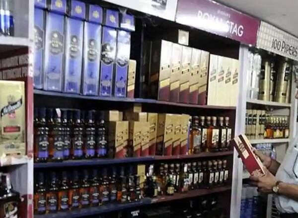 ગાંધીનગરઃ ગુજરાત વિધાનસભાના બીજા અને અંતિમ દિવસે વિધાનસભા ગૃહમાં ગૃહમંત્રી પ્રદીપસિંહ જાડેજા દ્વારા લીકર હેલ્થ પરમીટની નીતિની જાહેરાત કરવામાં આવી હતી. આ દરમિયાન ગૃહમંત્રીએ સ્વીકાર્યું હતું કે, ગુજરાતમાં કેટલાંક લોકો ખોટી રીતે દારૂની પરમીટ મેળવી લેતાં હતા.