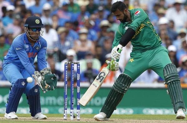 ઈમરાન ખાન 80ના દાયકાના મધ્યથી 90ના દાયકાના શરૂઆતી વર્ષોમાં પાકિસ્તાન ટીમના કેપ્ટન હતા જ્યારે બંન્ને ટીમો વચ્ચે શારજાહમાં ઘણી મેચ યોજાઈ હતી. 