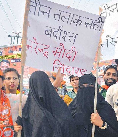 નવી દિલ્હીઃ કેન્દ્ર સરકારની નરેન્દ્ર મોદી કેબિનેટ બુધવારે ત્રણ તલાક સંબંધિત વટહુકમને મંજૂરી આપી દીધી છે. ત્રણ તલાક બિલ છેલ્લા બે સત્રથી રાજ્યસભામાં પાસ થઈ શક્યું નથી. નવા બિલમાં ત્રણ તલાકનો મામલો બિન જામીનપાત્ર ગુનો માનવામાં આવ્યો છે પરંતુ ફેરફાર બાદ હવે મેજિસ્ટ્રેટને જામીન આપવાનો અધિકાર હશે.