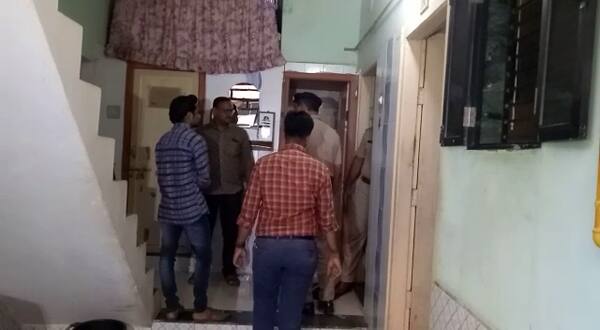 આ અંગેની વિગતો એવી છે કે, કતારગામમાં સોનલપાર્ક સોસાયટીમાં રહેતા અશોક બાબુભાઈ પાનસુરિયા (ઉ.વ.38) બેરોજગાર હતો અને દારૂની લત ધરાવતો હતો. ગત મંગળવારે રાતે દારૂ પીને આવતાં પત્ની શિલ્પાએ તેને માર માર્યો હતો. આ પછી રાત્રે તેઓ સૂઈ ગયા હતા. 