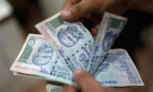 નવી દિલ્હીઃ ટૂંકાગાળાની ડિપોઝિટ સ્કીમમાં રોકાણ કરતાં નાના રોકાણકારો માટે સારા સમાચાર છે. સરકારે પબ્લિક પ્રોવિડન્ટ ફન્ડ, સુકન્યા સમૃદ્ધિ યોજના, કિસાન વિકાસ પત્ર, એનએસસી અને ટૂંકા ગાળાની ડિપોઝિટ સ્કીમમાં 0.4 ટકા વ્યાજ દર વધાર્યાની જાહેરાત કરી છે.