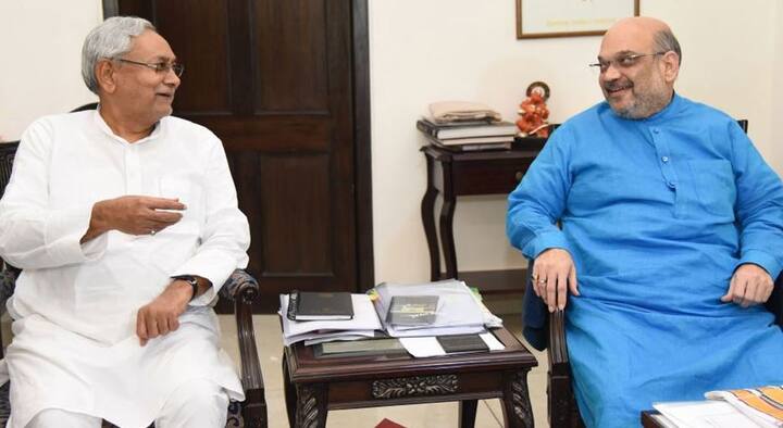 નવી દિલ્હીઃ બિહારમાં એનડીએનો સાથી દળો વચ્ચે ટિકિટ ફાળવણીનો ઝઘડો જલ્દી શાંત થઈ શકે છે. બીજેપી અધ્યક્ષ અમિત શાહ અને બિહારના મુખ્યમંત્રી નીતિશ કુમાર વચ્ચે 15-20 મિનિટ વાતચીત થઈ હતી. જોકે, આ દરમિયાન બંને વચ્ચે સીટોની ફાળવણી લઈને સીધી વાતચીત નથી થઈ પરંતુ નીતિશ કુમારનું સન્માન રાખવામાં આવશે તેમ નક્કી થયું છે. બંને નેતાઓ વચ્ચે મુલાકાત પૂર્ણ થયા બાદ નીતિશને બહાર સુધી વળાવવા માટે અમિત શાહ ના બદલે ભૂપેન્દ્ર યાદવ આવ્યા હતા.