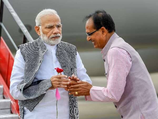 મધ્યપ્રદેશ હાઇકોર્ટની ગ્વાલિયર બેન્ચે આદેશ આપતા કહ્યં કે પ્રધાનમંત્રી આવાસ યોજના અંતર્ગત બનાવવામાં આવેલા આવાસોમાંથી વડાપ્રધાન નરેન્દ્ર મોદી અને એમપીના મુખ્યમંત્રી શિવરાજ સિંહ ચોહાણની ફોટાવાળી ટાઇલ્સ 20 ડિસેમ્બર સુધી હટાવી લેવામાં આવે. 