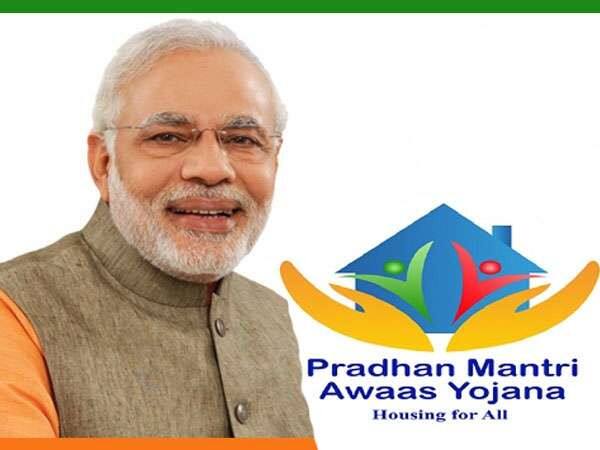 ભોપાલઃ મધ્યપ્રદેશ હાઇકોર્ટે ભાજપ સરકારને ચૂંટણી પહેલાજ ઝટકો આપ્યો છે. મધ્યપ્રદેશમાં પ્રધાનમંત્રી આવાસ યોજના (PMAY) અંતર્ગત બનેલા દરેક ઘરમાં પીએમ મોદી અને મુખ્યમંત્રી શિવરાજ સિંહ ચૌહાણના ફોટા વાળી ટાઇલ્સ લગાવવામાં આવી છે. આવાસોમા લગાવેલી આ ટાઇલ્સને લઇને વિવાદ થયો છે. મધ્યપ્રદેશ હાઇકોર્ટે આદેશ આપ્યો છે કે, આ ટાઇલ્સને હટાવી લો.