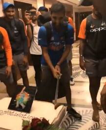 એશિયા કપઃ પાકિસ્તાન સામે જીત બાદ ટીમ ઈન્ડિયાએ તલવારથી કેક કાપી કર્યું સેલિબ્રેશન, જુઓ તસવીરો