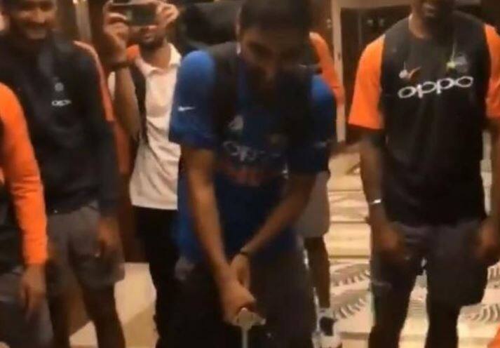 મેદાનથી હોટલ પરત ફર્યા બાદ ખેલાડીઓએ કેક કાપી જશ્ન મનાવ્યો હતો. ખાસ વાત એ હતી કે ભારતીય ખેલાડીઓએ કેક કાપવા માટે તલવારનો ઉપયોગ કર્યો હતો. 