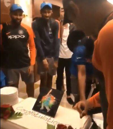 પાકિસ્તાન સામે મેન ઓફ ધ મેચ બનેલા ભુવનેશ્વર કુમારના હાથમાં ટીમના ખેલાડીએ તલવાર પકડાવી દીધી હતી. જે બાદ તેણે તલવારથી કેક કાપી હતી. આ ક્ષણે ધોની,ધવન, રોહિત, ખલીલ અહમદ સહિતના સાથી ખેલાડીઓ સાથે હતા.