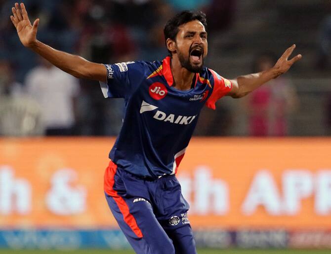 વનડે ક્રિકેટમાં આ રેકોર્ડ શ્રીલંકાના પૂર્વ મહાન ફાસ્ટ બોલર ચામિન્ડા વાસના નામે છે. જેણે ઝિમ્બાવે વિરુદ્ધ કોલંબોમાં 8 ડિસેમ્બરે 2001માં 19 રન આપી 8 વિકેટ લીધી હતી.