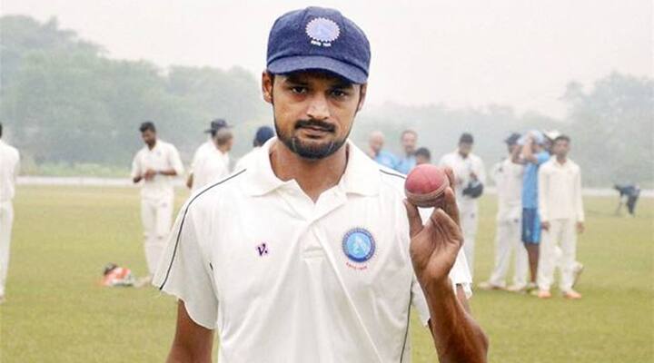 નવી દિલ્હી: ક્રિકેટની દુનિયામાં અવાર નવાર નવા રેકોર્ડ બનતા રહે છે. તેવી જ રીતે ઝારખંડના ડાબડી સ્પિનર શાહબાઝ નદીમે ગુરવારે બોલરોની યાદીમાં એ ક્રિકેટમાં મોટા રેકોર્ડ નોંધાવ્યો છે. નદીમે વિજય હજારે ટ્રોફીમાં રાજસ્થાન વિરુદ્ધ માત્ર 10 રન આપી 8 વિકેટ ઝડપી આ રેકૉર્ડ પોતાના નામે કર્યો છે.