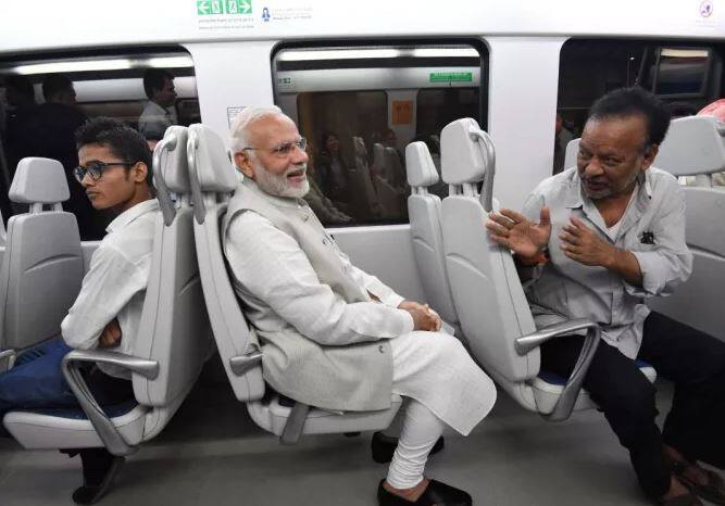  દિલ્હી મેટ્રો રેલ નિગમ(ડીએમઆરસી)ના એક વરિષ્ઠ અધિકારીએ જણાવ્યું કે, વડપ્રધાનએ દિલ્હી મેટ્રોમાં યાત્રા કરી, તેઓએ બપોરે ત્રણ વાગ્યાને 13 મીનીટે ધોલાકુઆ મેટ્રો સ્ટેશનથી દ્વારકાના સેક્ટર 21 મેટ્રો સ્ટેશન સુધી યાત્રા કરી. 