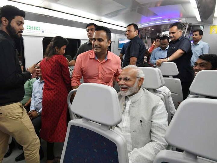  અધિકારીએ જણાવ્યું કે , વડાપ્રધાનને ટ્રેનમાં જોઈને લોકો પણ આશ્ચર્યચકિત થઈ ગયા હતા અને સમગ્ર યાત્રા દરમિયાન લોકો પીએમની સાથે સેલ્ફી લેતાં જોવા મળ્યાં. તેમજ કેટલાંક લોકોએ વડાપ્રધાન સાથે હાથ પણ મિલાવ્યાં.