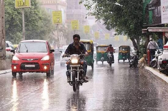 સમગ્ર ગુજરાતમાં ફરી વરસાદી સિસ્ટમ સક્રિય થઈ ગઈ છે. હવામાન વિભાગે આગાહી કરી છે કે, ગુજરાત સહિત સમગ્ર દેશમાં અનેક વિસ્તારોમાં વરસાદની આગાહી કરવામાં આવી છે. જેમાં ગુજરાતના અનેક સ્થળોએ આવનારા 48 કલાકમાં વરસાદ પડે તેવી સંભાવના છે. 