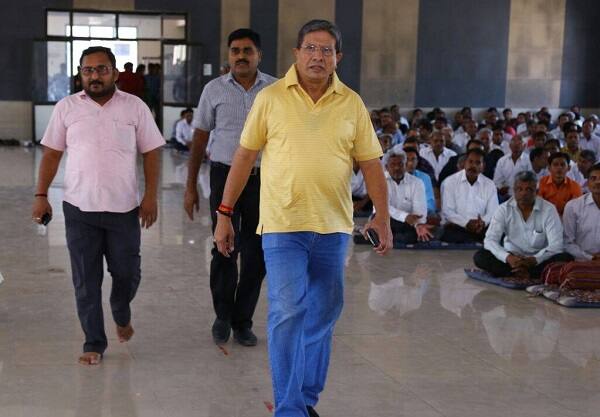 ધીરૂ ગજેરાએ પોતાને સમર્થિત 26થી વધુ કાર્યકરો હોદ્દેદારોના નામ સાથે કોંગ્રેસ પક્ષમાંથી રાજીનામું આપી દીધું છે. અગાઉ ધીરૂ ગજેરાએ કોંગ્રેસ પક્ષમાં વિવિધ જવાબદારીઓ સંભાળી હતી. જેમાં તેઓ પ્રદેશ કોંગ્રેસના હોદ્દેદારની સાથે પ્રદેશમાં ઉપાધ્યક્ષ સુધીની જવાબદારીઓ સંભાળી ચુક્યાં હતાં.