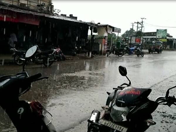 વિસાવદર: છેલ્લા ઘણાં સમયથી વરસાદે ગુજરાતમાં વિરામ લીધો છે. ત્યારે હાલ ઉનાળા જેવી ગરમીનો અહેસાસ થઈ રહ્યો છે ત્યારે વિસાવદરનાં ખાંભા, પ્રેમપરા, મોણીયા, લાલપુર, વેકરીયા, મોટી મોણપરી સહિતમાં ગુરૂવારે સાંજે મેઘાએ એન્ટ્રી કરી હતી. વિસાવદરમાં વાવાઝોડા સાથે ધોધમાર વરસાદ વરસ્યો હતો. જેમાં વિસાવદરમાં 26 મીમી વરસાદ નોંધાયો હતો. જ્યારે જૂનાગઢમાં 2 મીમી, વંથલીમાં 5 મીમી નોંધાયો હતો. બીલખામાં પણ ગલીઓમાં પાણી વહેતા થયા હતા. 