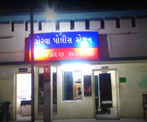 સાસરિયાં ગરમ પાણીએ સ્નાન કરી લે ત્યારબાદ વહુને નાહવા માટે કહેતાં હતાં અને જ્યારે વહુ ગરમ પાણીથી સ્નાન કરવા માટે જાય ત્યારે તેણીને ઠંડા પાણીએ જ નાહવા માટે દબાણ કરતાં હતાં. 