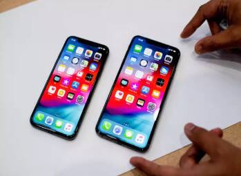 512GB મૉડલ 1,34,900 રૂપિયામાં મળે. iPhone Xs Maxના 64GB વેરિએન્ટની કિંમત 1,09,900 રૂપિયા છે, જ્યારે 256GB તમને 1,24,900 રૂપિયામાં મળશે. ટૉપ મૉડલ એટલે કે અત્યાર સુધીનું સૌથી મોંઘુ iPhone Xs Maxનું ટૉપ મૉડલ છે જેની કિંમત 1,44,900 રૂપિયા છે. 