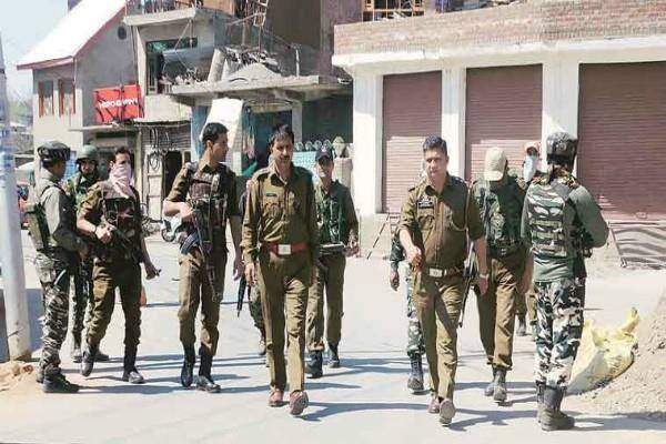 પોલીસ કૉન્સ્ટેબલ મોહમ્મદ ઇરશાદ બાબા જે શોપિયમાં ડ્યૂટી સંભાળી રહ્યાં હતા તેમને રાજીનામું આપી દીધું હતું. હવે આ સિલસિલો વધુ ઝડપથી ચાલુ થયો અને અત્યાર સુધી રાજ્યમાંથી 7 એસપીઓએ રાજીનામા આપી દીધા છે. 