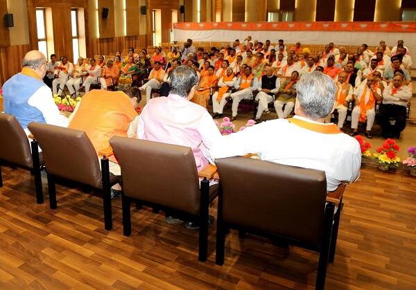 આગામી લોકસભાની ચૂંટણીને લઈને ગુજરાતમાં તેનો ધમધમાટ શરૂ થઈ ગયો છે. જેના કારણે આજે ચૂંટણી પૂર્વે ભાજપની કારોબારીની ખાસ બેઠક મળવા જઈ રહી છે. ગુજરાતમાં ચાલી રહેલા હાલના મુદ્દાઓ અને પડતર મુદ્દાઓ પર વાતચીત કરવામાં આવશે અને આગામી સમયમાં સરકાર લોકોને આકર્ષવા માટે શું કરવું તેની ચર્ચા થશે.