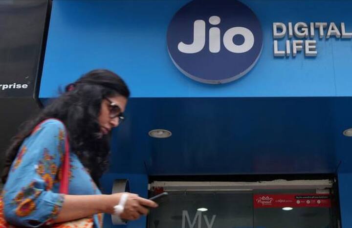 જિયોના નિર્દેશક આકાશ અંબાણીએ કહ્યું, ભારતમાં ક્રિકેટને માત્ર એક રમત તરીકે નથી જોવામાં આવતી પરંતુ લોકો તેને પૂજે છે. એટલે જરૂરી છે કે દરેક ભારતીય પાસે સૌથી મોટી રમતોના આયોજનોને ગુણવત્તાપૂર્ણ રીતે જોવાની સુવિધા મળે. 