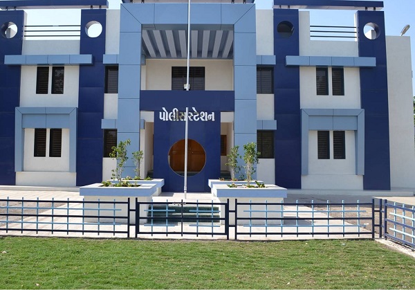 સુરત: ઓલપાડના રિટાયર્ડ મામલતદારે ફાંસો ખાઈ કર્યો આપઘાત, જાણો સુસાઈડ નોટમાં શું લખ્યું હતું?