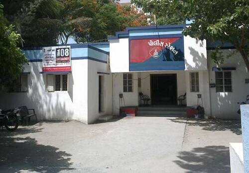 દીકરો ઓસ્ટ્રેલિયામાં હોવાથી માતા નીતાબેન, ભાઈ ભાવેશનો દીકરો દક્ષને ઓસ્ટ્રેલિયા બોલાવ્યા હતા. ત્યારે શુક્રવારે સાંજે ડો. ભાવેશ દીકરાને એરપોર્ટ મૂકવા જવાના હોવાથી ઘરમાં બધાં ખુશ જોવા મળ્યા હતાં. જોકે શુક્રવારે કાંતિભાઈએ અચાનક ગળાં ફાંસો ખાઈને આત્મહત્યા કરી લેતા ખુશી માતમમાં ફેરવાઈ હતી.