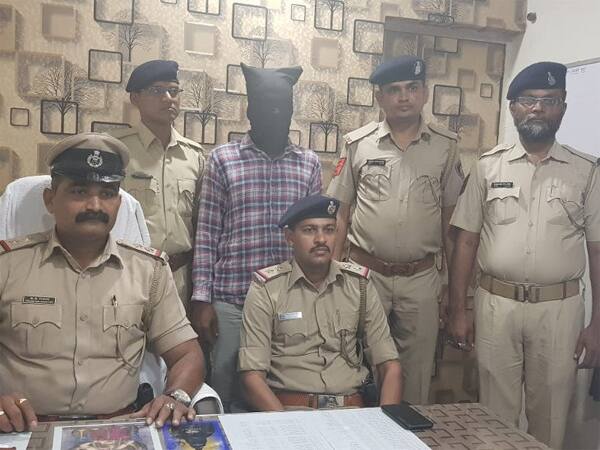 આ અંગેની વિગત એવી છે કે, કીમ પાસેના અણીતા ગામમાં રહેતા નયનગીરી ગોસ્વામી અને મોનાર્ક સાથે અભ્યાસ કરે છે. ત્યારે નયને મોનાર્કની મોટી બહેનનો ફોટો મોર્ફ કરી વીડિયો બનાવ્યો હતો. જેના આધારે તે મોનાર્કને બ્લેકમેલ કરતો હતો અને પૈસા પડાવતો હતો. 