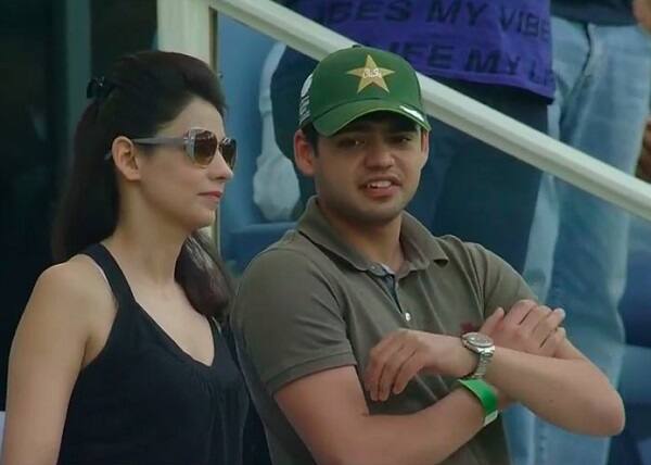 આ પાકિસ્તાની ગર્લની તસવીર સોશિયલ મીડિયા પર વાયરલ થયા બાદ ઘણાં ચાહકોનું કહેવું છે કે, પાકિસ્તાની સરકારને આ યુવતીને સીરિયસલી લેવી જોઈએ અને નાણાંમત્રી બનાવી જોઈએ. પાકિસ્તાનમાં ક્યારે પણ આર્થિક સંકટ આવશે નહીં. આ યુવતીને લઈને ચાહકોએ ઘણાં ટ્વિટ કર્યા છે.