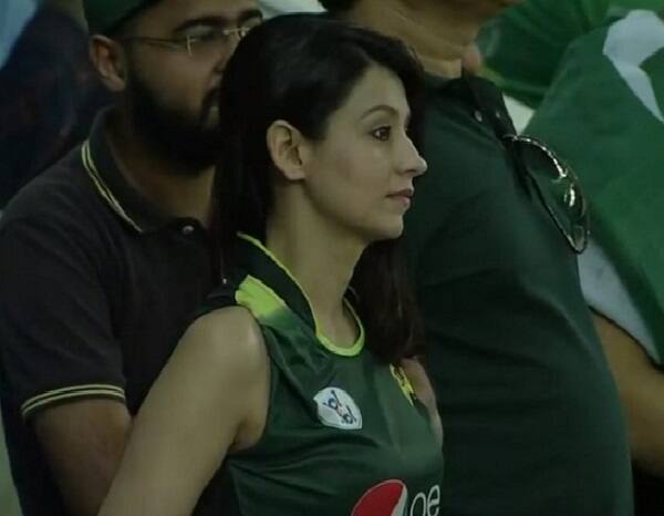 આટલી સુંદર યુવતી જોઈને ભારતીય પ્રશંસકોએ બીસીસીઆઈને ભારત-પાકિસ્તાનની વધુ મેચ રમાડવા માટે અપીલ કરી હતી. એક પ્રશંસકે તો ત્યાં સુધી લખ્યું હતું કે, ભારતે તો પાકિસ્તાનને હરાવીને માત્ર મેચ પર જ કબ્જો કર્યો છે, પરંતુ આ યુવતીએ ભારતીય ક્રિકેટ પ્રશંસકોના દિલ, મગજ, કિડની પર પણ પોતાનો હક જમાવી લીધો છે.