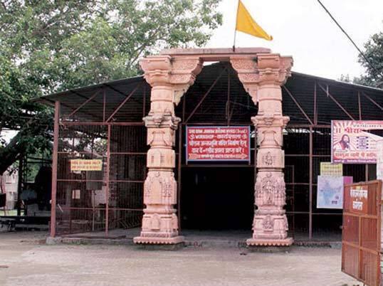 રામ મંદિર પર વીએચપીના સુરેન્દ્ર જૈને કહ્યું કે, સુપ્રીમ કોર્ટના નિર્ણયની ક્યાં સુધી રાહ જોતા રહેશું. જ્યારે આ વિષય પર વિલંબ થઈ ચૂક્યો છે ત્યારે આગળ આ આંદોલન માટે અમારી આગળની શું નીતિ હશે તેના માટે સંતોની બેઠક 5 ઓક્ટોબરે બોલાવી છે. જ્યારે સુપ્રીમ કોર્ટ તરફતી આ મામલે નિર્ણય લેવાને લઈને વિલંબ થઈ રહ્યો છે તો અમે આ દિશામાં કોઈ નક્કર કરવાનો નિર્ણય લીધો છે.