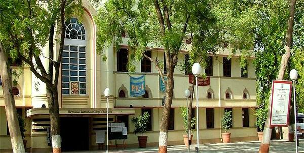 ગત 20મી સપ્ટેમ્બરે વિદ્યાર્થીને કોમર્સ છ રસ્તા પાસે આવેલી ચાની કીટલી પર બોલાવીને બે લાફા મારીને છરી બતાવી જાનથી મારી નાંખવાની ધમકી આપી હતી. આ રેગિંગની ઘટનાથી કંટાળી વિદ્યાર્થીએ 21 સપ્ટેમ્બરના રોજ ફીનાઈલ પણ પી લીધું હતું. આ અંગે નવરંગપુરા પોલીસ સ્ટેશનમાં ક્ષિતિજ રબારી, જય ભરવાડ, જયેશ રબારી અને અજમલ રબારી સામે ફરિયાદ નોંધાઈ છે. 