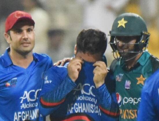 આ સમયે પાકિસ્તાની પ્લેયર શોએબ મલિક તેની પાસે પહોંચ્યો અને તેના શાંત પાડવાનો પ્રયાસ કર્યો હતો.