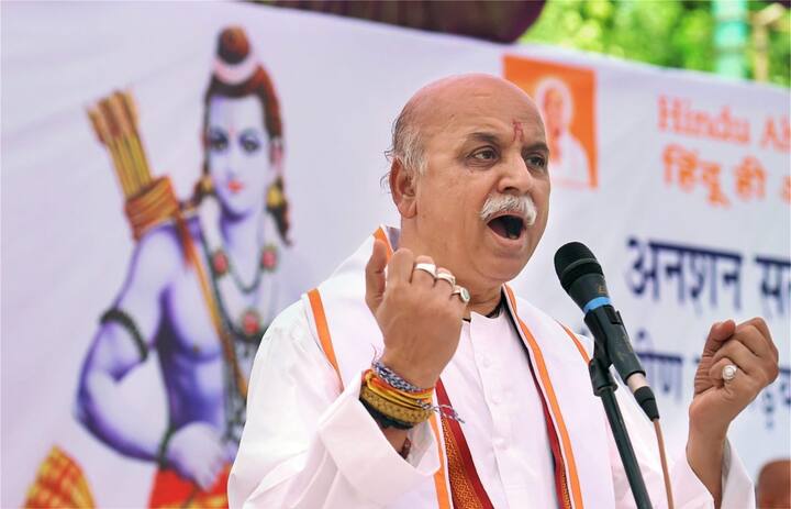  કાશ્મીર મુદ્દે કટાક્ષ કરતા કહ્યું કે, 56 ઇંચની છાતીવાળા પત્થરબાજોના ભાઈજાન બની ગયા. ગૌરક્ષક તમારા માટે ગુંડા છે. સત્તામાં બેઠેલા લોકોને અંબાણી, નીરવ અને માલ્યાની ચિંતા છે, જનતાની નથી. આ દેશ બેરોજગાર યુવાઓનો દેશ બની ગયો છે.