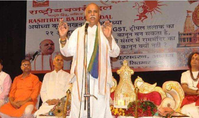 નવી દિલ્હી: આંતરરાષ્ટ્રીય હિંદુ પરિષદના રાષ્ટ્રીય અધ્યક્ષ ડૉ. પ્રવીણ તોગડિયાએ વડાપ્રધાન મોદી ફરી એક પર નિશાન સાધ્યું છે. તોગડિયાએ પીએમ મોદીને કાશ્મીરના પથ્થરબાજો ગણાવ્યા છે. સાથે તેમણે રામ મંદિરના નિર્માણને લઈને અયોધ્યા કૂચ કરવાનું એલાન પણ કર્યું છે.