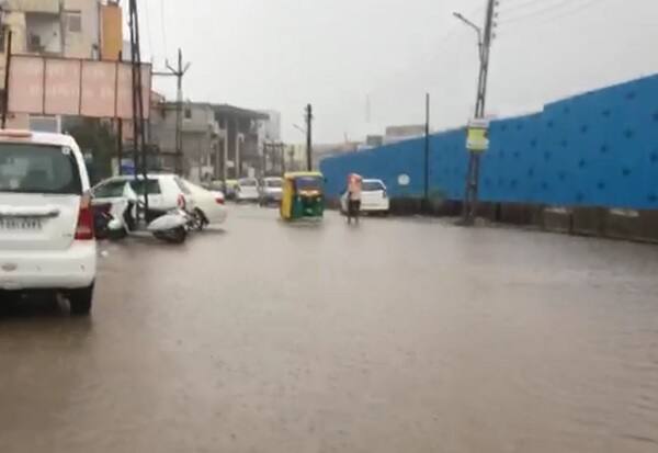 અમદાવાદ: વરસાદે લાંબા સમયથી વિરામ લીધા બાદ શનિવારે ગુજરાતમાં વરસાદે ધમાકેદાર એન્ટ્રી કરી હતી. શનિવાર સાંજે વાવાઝોડા સાથે વરસાદ મનમૂકીને વરસ્યો હતો. જેના કારણે ખેડૂતોમાં ખુશી જોવા મળી હતી. દાહોદમાં 2 ઇંચ, ઉત્તર ગુજરાતના અંબાજી, વડનગર, અરવલ્લી જિલ્લામાં, અમદાવાદ શહેર જિલ્લામાં પણ ભારે પવન સાથે વરસાદ તૂટી પડ્યો હતો.