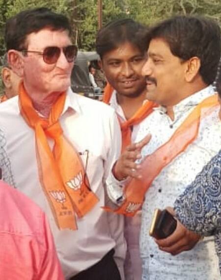 હાલ મોરબીમાં પેટા ચૂંટણીમાં અમે વોર્ડ વિસ્તારમાં પ્રચાર માટે ગયા હતા તે દરમિયાન પાસ કન્વીનર મનોજ અમારી સાથે આવી પ્રચાર કરવા લાગ્યા હતાં. અમારી સાથે ફરે તો અમે ના પાડી શકીએ નહીં તેમ જિલ્લા ભાજપ પ્રમુખ રઘુભાઈ ગડારાએ જણાવ્યું હતું.