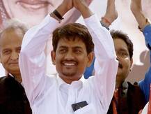 ગુજરાતમાં ભાજપ કોંગ્રેસના ક્યા દિગ્ગજ ઠાકોર નેતાને ખેંચીને લોકસભાની ચૂંટણી લડાવશે તેવી ચાલી રહી છે વાતો ? જાણો વિગત