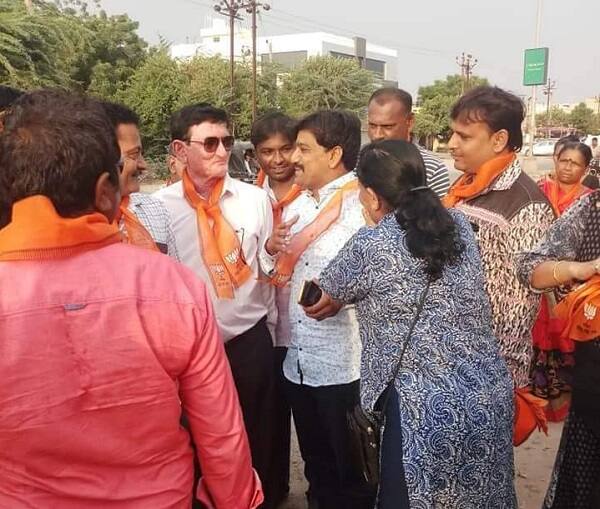 મોરબી નગરપાલિકાની પેટાચૂંટણીને કારણે હાલમાં મોરબીનો રાજકીય માહોલ ગરમાયો છે. તેવા સમયે જ ભાજપના ઉમેદવાર અને જિલ્લા ભાજપ પ્રમુખ સાથે પાસ કન્વીનર મનોજ પનારાના ભાજપનો ખેસ પહેરેલો ફોટા સોશિયલ મીડિયામાં વાયરલ થતાં વિવાદ સર્જાયો છે. જોકે મનોજ પનારાએ આ ઘટનાને ભાજપનું નિમ્ન કક્ષાનું કૃત્ય ગણાવીને વાત કરતી વેળાએ કોઈ મહિલાએ ખેસ પહેરાવીને ફોટા વાયરલ કરી દીધા હોવાનું જણાવ્યું છે.