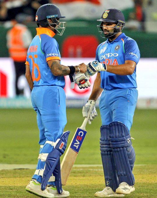 દુબઈઃ પાકિસ્તાને જીતવા આપેલા 238 રનના લક્ષ્યાંકને ભારતે 39.3 ઓવરમાં 1 વિકેટ ગુમાવી હાંસલ કરી લીધો હતો. રોહિત શર્મા અને શિખર ધવને પ્રથમ વિકેટ માટે 210 રનની ભાગીદારી કરી હતી. શિખર ધવન 100 બોલમાં 114 રન બનાવી રન આઉટ થયો હતો. રોહિત શર્મા 111 અને અંબાતી રાયડૂ 12 રન બનાવી નોટ આઉટ રહ્યા હતા. સદી ફટકરાવાની સાથે રોહિતે વનડેમાં 7000 રન પણ પૂરા કરી લીધા છે. વનડેમાં ધવને 15મી અને રોહિતે 19મી સદી મારી હતી.