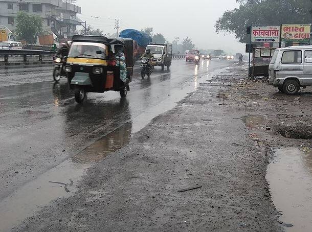 મધ્યપ્રદેશનાં દક્ષિણ-પશ્ચિમ વિસ્તારમાં ડિપ્રેશનની અસરોથી શનિવારે રાજ્યનાં વાતાવરણમાં પલટો આવ્યાં બાદ મોડી સાંજે અમદાવાદ સહિત રાજયનાં વિવિધ વિસ્તારોમાં તોફાની પવન સાથે હળવોથી ભારે વરસાદ પડ્યો હતો. અમદાવાદમાં સાંજે 6થી 7 કલાકનાં ગાળામાં દોઢ ઇંચથી વધુ વરસાદ પડ્યો હતો. તોફાની પવનને કારણે શહેરનાં કેટલાંક વિસ્તારમાં 50થી વધુ ઝાડ પડ્યા હતા. સારંગપુર દોલતખાનામાં આવેલી એકતોડા મસ્જિદ પર વીજળી પડતાં ચાર ગાયનાં મોત થયા હતા.