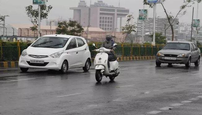 શનિવારે સાંજે તોફાની વરસાદની સાથે મોટેરા,હાથીજણ, પ્રહલાદનગર સહિત કેટલાંક વિસ્તારોમાં વીજળી ગૂલ થઈ ગઈ હતી. વાળીનાથ ચોકથી જયમંગલ સુધી સ્ટ્રીટ લાઈટ બંધ થઈ ગઈ હતી. એલ.જી. હોસ્પિટલના ગેટ પાસે ઝાડ તૂટી પડતાં નર્સિંગ બસ સહિત વાહનો દબાયા હતા. અમરાઈવાડીમાં 77 નંબરની બસ પર ઝાડ પડ્યું હતું.