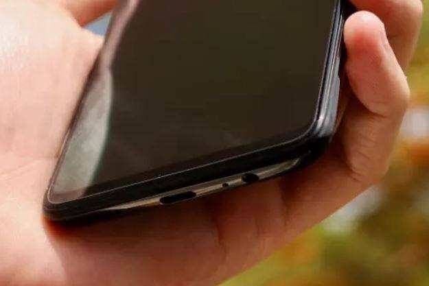  ફોનની બેટરી વનપ્લસ 6 કરતા વઘારે હશે જે 3500mah હશે. ફોનની કિંમત વનપ્લસ 6 કરતા થોડી વધારે હશે જે 40 હજારની આસપાસ હોઈ શકે છે. ફોન 6 GB/8 GB રેમ અને 64 GBય128 GB/256 GB સ્ટોરેજ સાથે આવશે. ફોનમાં 16 mp + 20 mp કેમેરો આપવામાં આવશે. ફોન એન્ડ્રોઈડ 9.0 પાઈ આઉટ ધ બોક્સ પર કામ કરશે. 