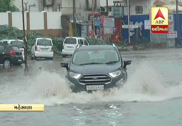 લાંબા વિરામ બાદ મહેસાણા જીલ્લામાં વરસાદનું આગમન થયું છે. આજે મહેસાણામાં છેલ્લા એક કલાકમાં બે ઈંચ જેટલો વરસાદ પડતાં નીચાણવાળા વિસ્તારમાં પાણી ભરાઈ ગયા છે તો બીજી તરફ મહેસાણાના ગોપી નાળા અને રાધનપુર ચાર રસ્તા ઉપર નીચાણવાળા રોડ પર પાણી ભરાતા રસ્તો બંધ કરી દેવામાં આવ્યો છે. જેના કારણે વાહન ચાલકોને ભારે મુશ્કેલી પડી રહી છે. ગોપી નાળામાં પાંચ ફૂટ પાણી ભરાતા નાળું બંધ કરવાનો વારો આવ્યો હતો તો બીજી તરફ વરસાદનું આગમન થતાં ખેડૂતોમાં ખુશી જોવા મળી હતી.