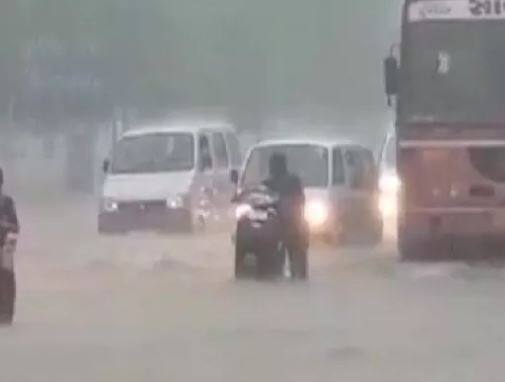 જ્યારે સૌરાષ્ટ્રના પંથકમાં પણ વરસાદની શક્યતા છે. વરસાદી સિસ્ટમ સક્રિય રાજસ્થાન તરફ આગળ વધી રહી હોવાનું હવામાન ખાતાએ જણાવ્યું છે. શનિવારે ઉત્તર ગુજરાતમાં ભારે વરસાદ વરસ્યો હતો. જેમાં સાબરકાંઠા, અરવલ્લી, મહેસાણા અને બનાસકાંઠામાં વરસાદ પડ્યો હતો. 